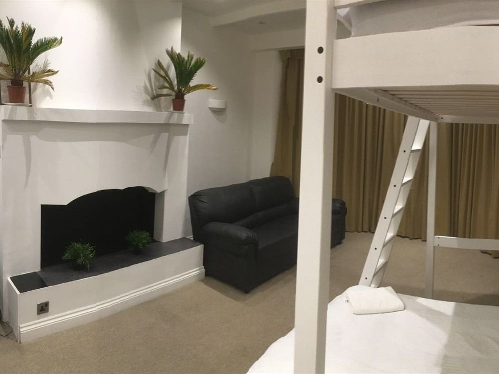 Acton Hill Hotel Ийлинг Екстериор снимка