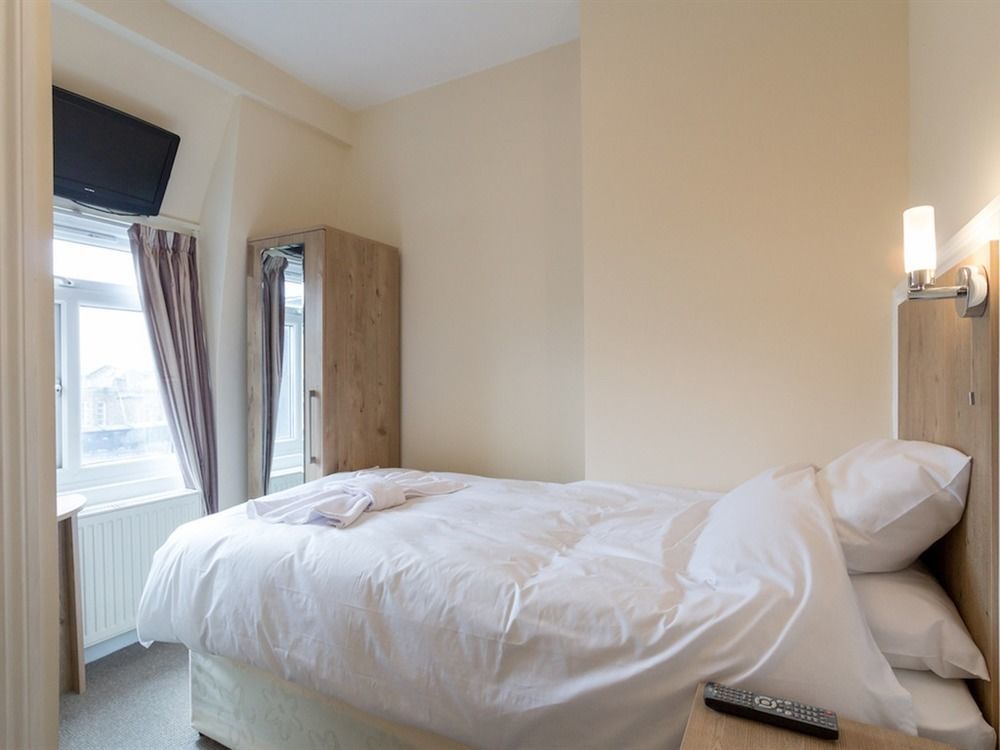 Acton Hill Hotel Ийлинг Екстериор снимка