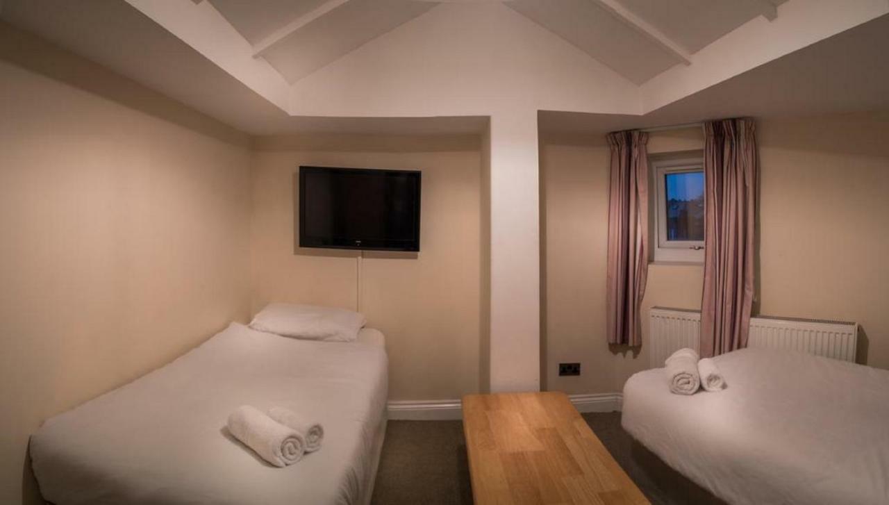 Acton Hill Hotel Ийлинг Екстериор снимка