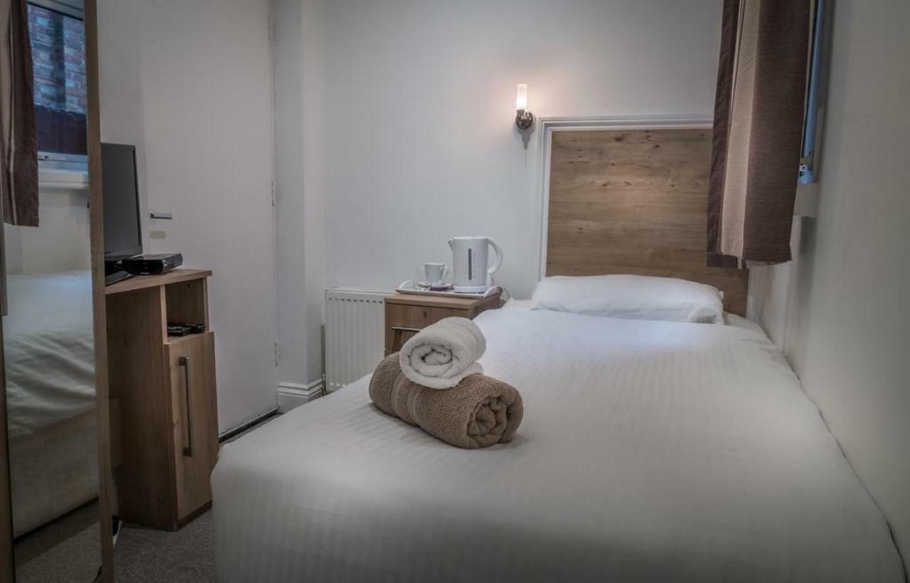 Acton Hill Hotel Ийлинг Екстериор снимка