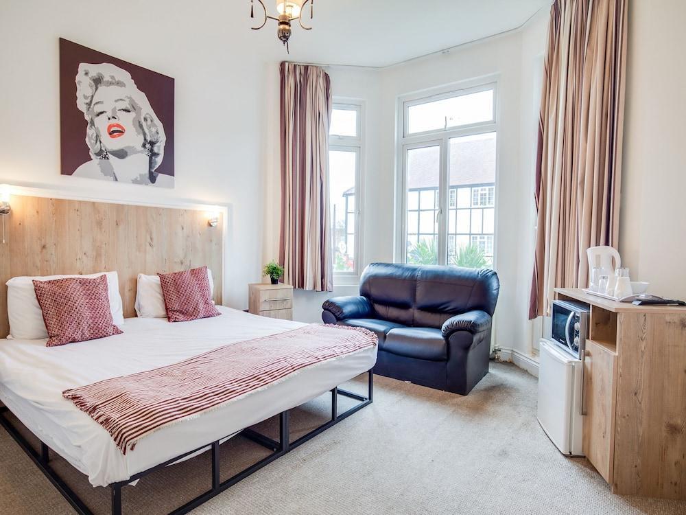 Acton Hill Hotel Ийлинг Екстериор снимка