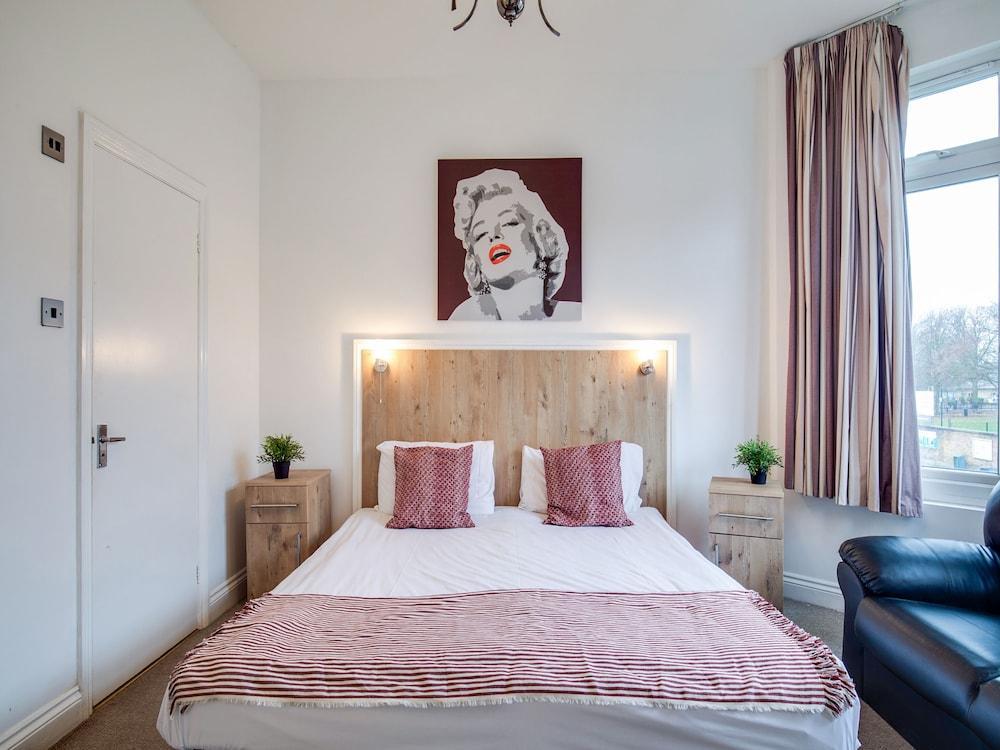 Acton Hill Hotel Ийлинг Екстериор снимка